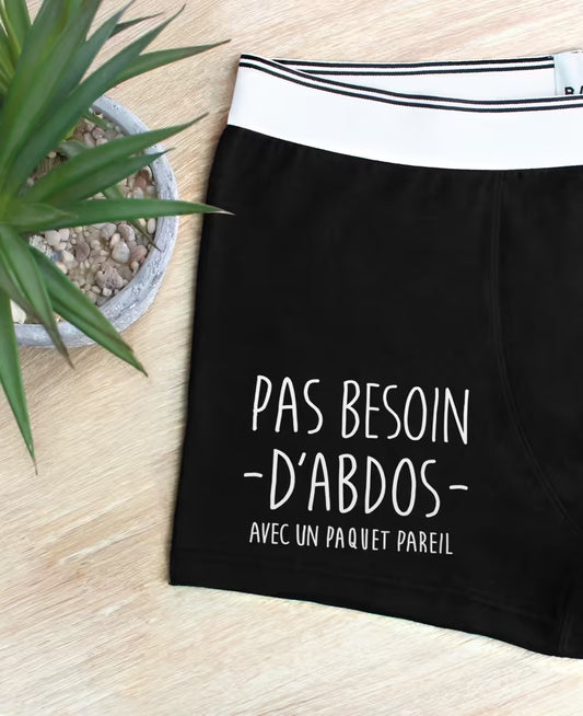 Monsieur T-Shirt - Boxer "Pas besoin d'abdos avec un paquet pareil" - Noir